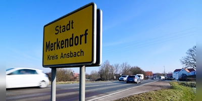 Der viele Verkehr, der täglich auf der B13 durch Merkendorf fließt, soll künftig um den Ort herumgeleitet werden. Das Staatliche Bauamt will die abschließenden Unterlagen im ersten Quartal 2026 vorlegen.  (Archivbild: Jim Albright)
