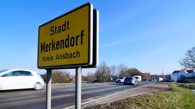 Der viele Verkehr, der täglich auf der B13 durch Merkendorf fließt, soll künftig um den Ort herumgeleitet werden. Das Staatliche Bauamt will die abschließenden Unterlagen im ersten Quartal 2026 vorlegen.  (Archivbild: Jim Albright)