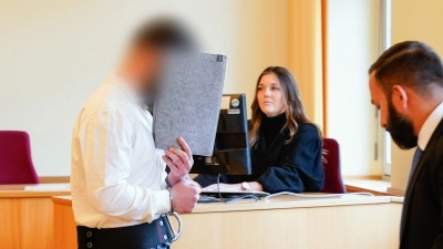 Einer der Angeklagten im Verhandlungssaal des Amtsgerichts Ludwigshafen. (Foto: Uwe Anspach/dpa)