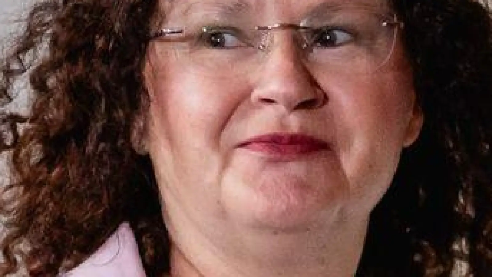 Die Fraktionsvorsitzende des BSW im Thüringer Landtag, Sigrid Hupach, erklärt nach einer Fraktionssitzung, ihre Fraktion halte an der Regierungskoalition mit CDU und SPD fest. (Foto: Jacob Schröter/dpa)
