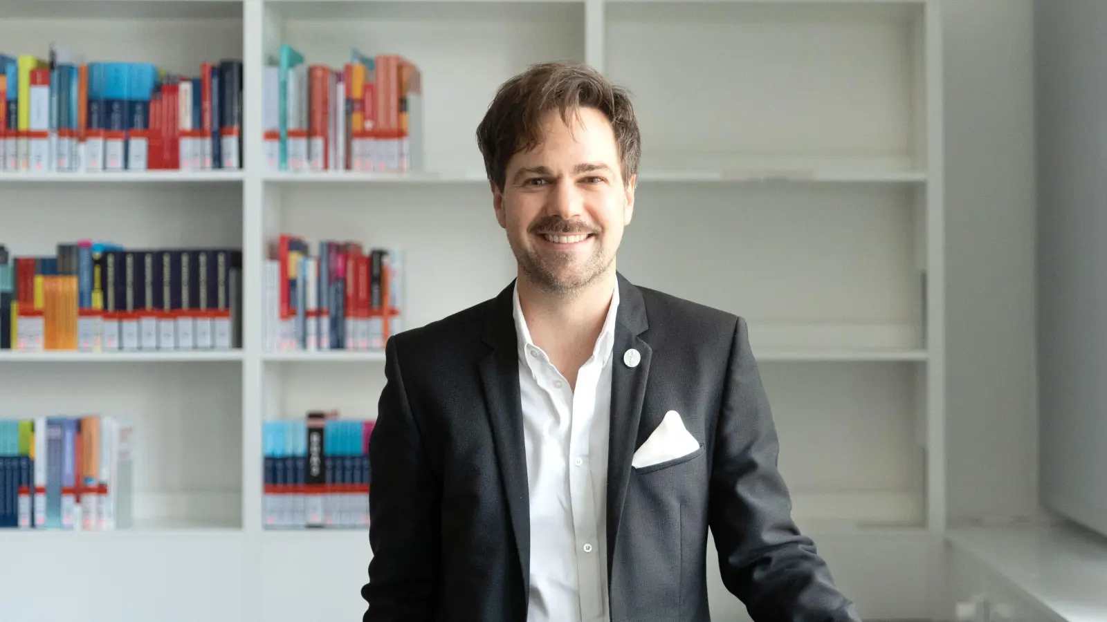 Florian Diener in der campuseigenen Bibliothek: Er freut sich darüber, dass aktuell sehr viel läuft. (Foto: Irmeli Pohl)