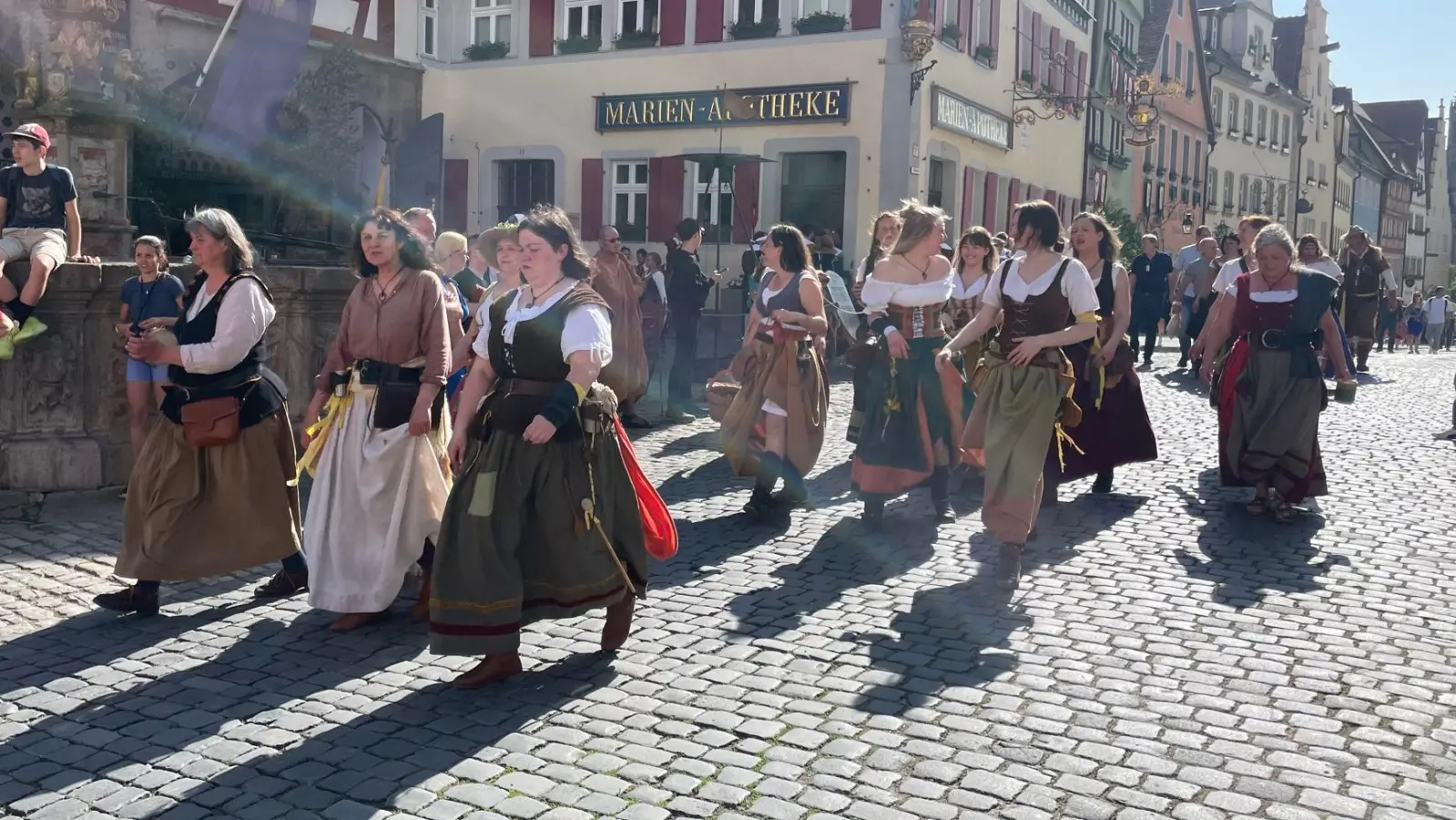 Zweiter Tag bei den Pfingsfestspielen in Rothenburg. Bei bestem Wetter gibt es überall in der Stadt mittelalterliches Treiben zu bewundern. (Foto: Gerhard Krämer)