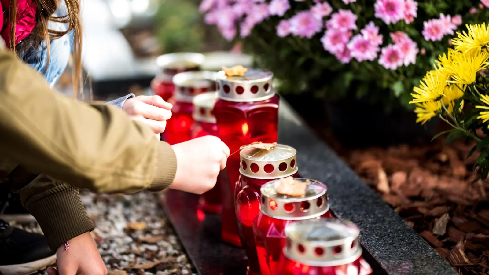 Allerheiligen wird gerne genutzt, um die Gräber der Verstorbenen zu besuchen und zu ehren. (Symbolbild: Bundesverband Deutscher Bestatter e.V. / iStock)
