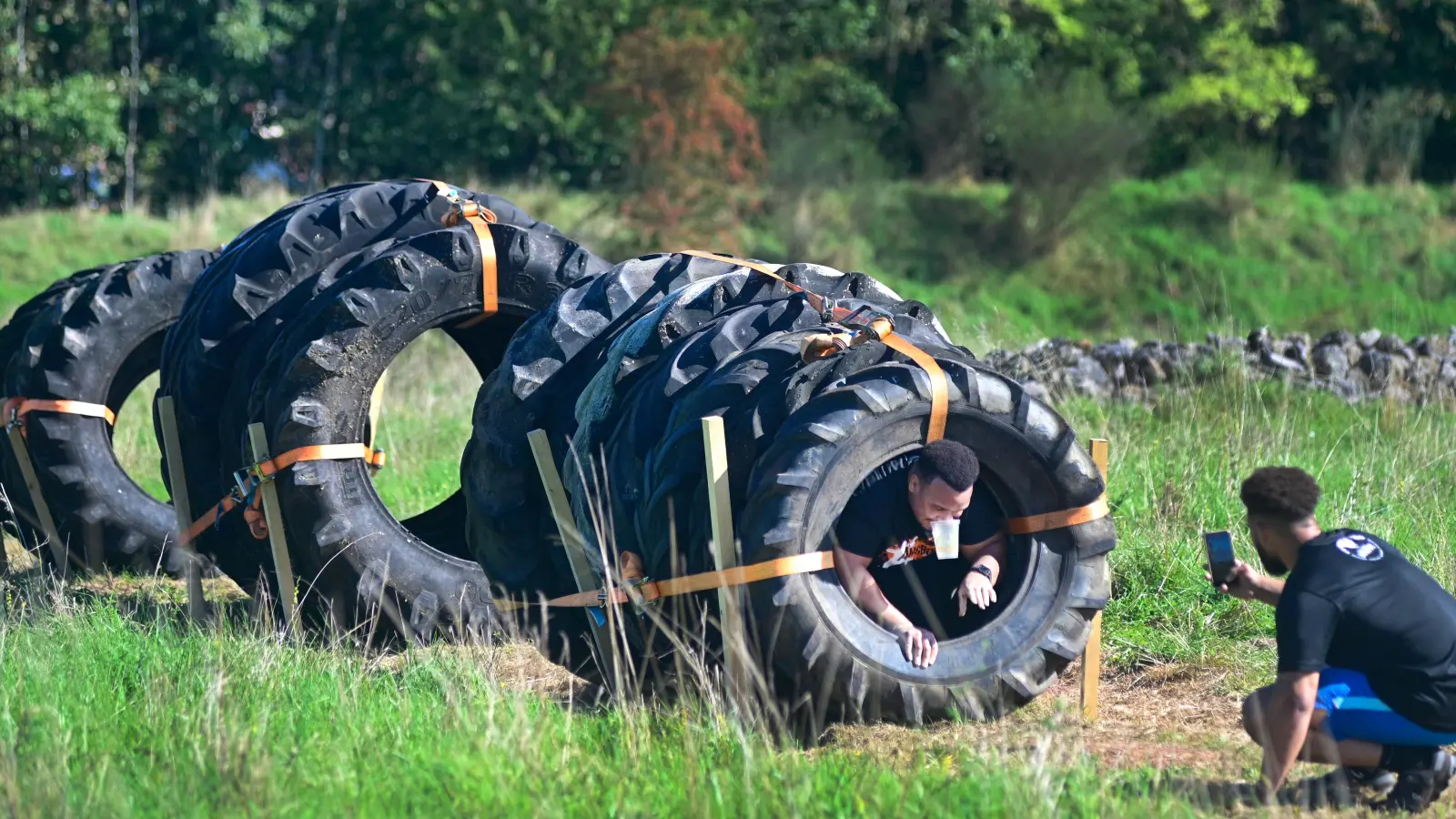 Durch Wasserlöcher und andere Hindernisse hindurch mussten sich die Teilnehmer des „Ansbogger Challenge Fun Run” kämpfen. (Foto: Jim Albright)