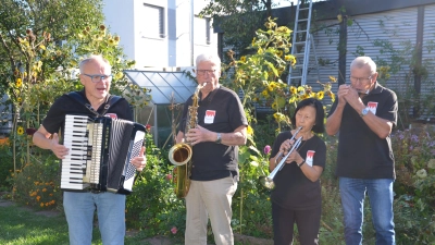 Rudolf Weiß, Adolf Schilling, Lee Pheng Hadlich und Walter Kiehl haben sich im Garten der Hadlichs zum musikalischen Gruppenbild versammelt.  (Foto: Christa Frühwald)
