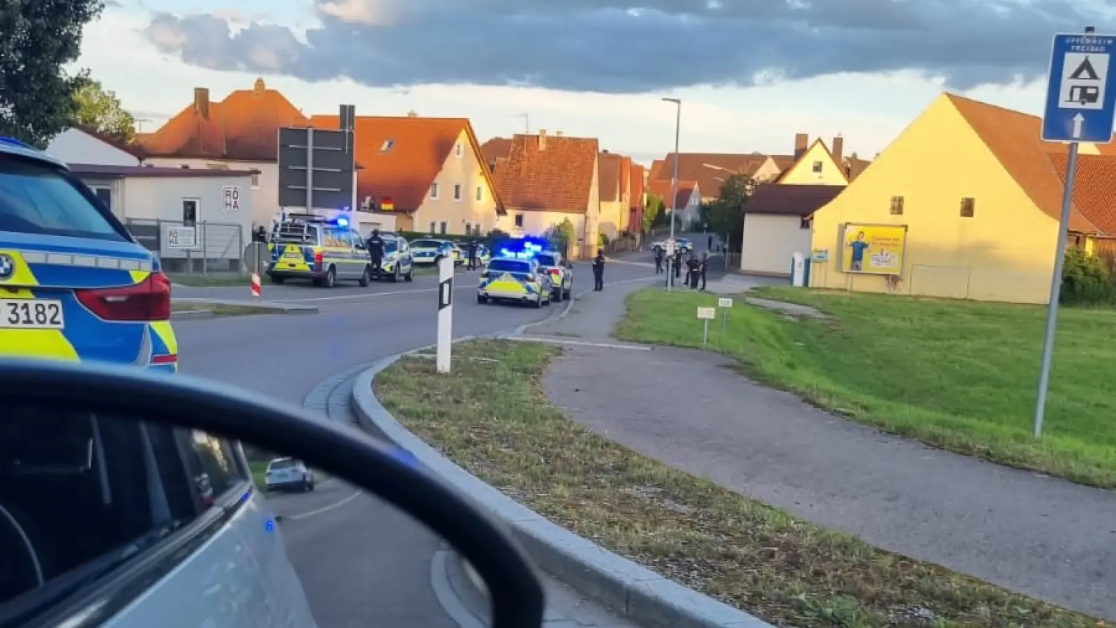 In Gollhofen läuft ein SEK-Einsatz. Die Polizei ist mit einem Großaufgebot vor Ort.  (Foto: privat)