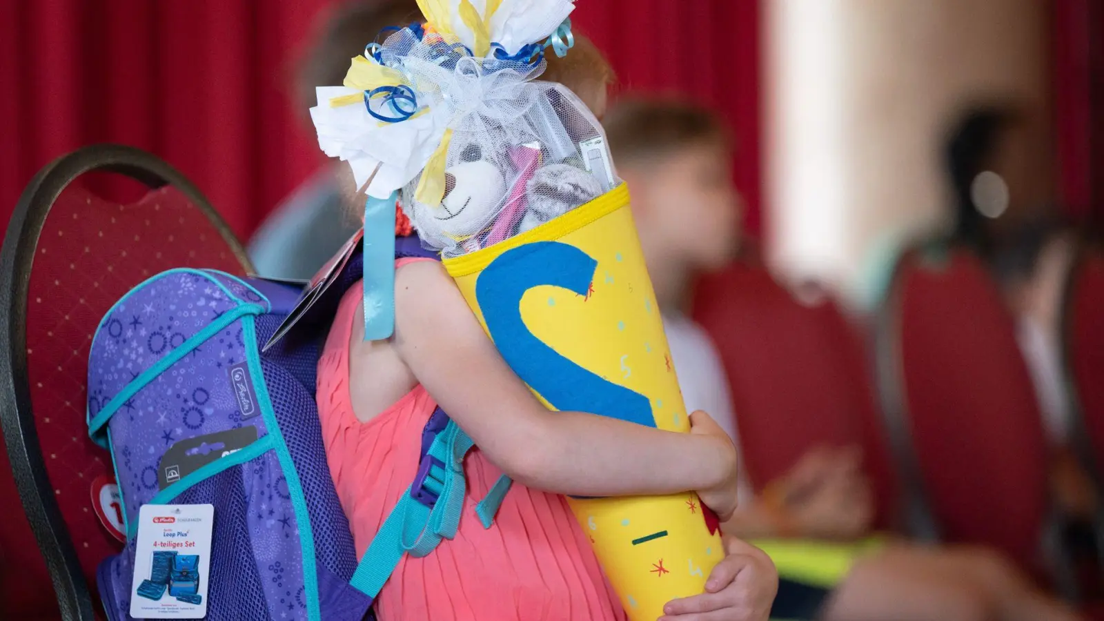 In die Schultüte gehören Süßigkeiten, klar. Aber es gibt auch andere kleine Geschenkideen, die Kindern lange Freude machen.  (Foto: Sebastian Kahnert/dpa/dpa-tmn)