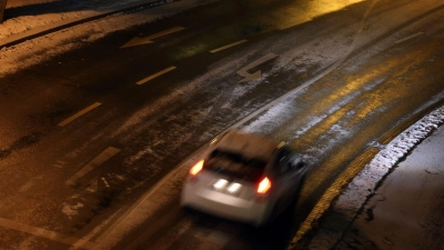 Auf den Straßen im Freistaat könnte es vielerorts extrem glatt werden. (Archivbild) (Foto: Karl-Josef Hildenbrand/dpa)