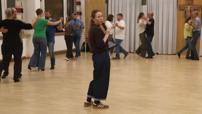 Unter der Anleitung von Gesche Wicher (mit Mikrophon) lernen und üben die Tanzpaare im Franziskus-Saal des Klosters Schwarzenberg alle gängigen Tänze, um für den großen Jubiläumsball Mitte November gewappnet zu sein. (Foto: Andreas Reum)