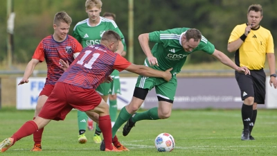 Kaum zu halten: Jan Dietrich (in Grün) erzielte beim 3:2 von Wolframs-Eschenbach gegen die SG Wind alle drei Treffer. Jan Wittmann (Nummer 11) traf zum zwischenzeitlichen 2:2-Ausgleich. (Foto: Martin Rügner)