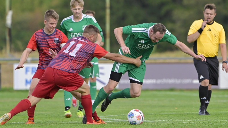 Kaum zu halten: Jan Dietrich (in Grün) erzielte beim 3:2 von Wolframs-Eschenbach gegen die SG Wind alle drei Treffer. Jan Wittmann (Nummer 11) traf zum zwischenzeitlichen 2:2-Ausgleich. (Foto: Martin Rügner)