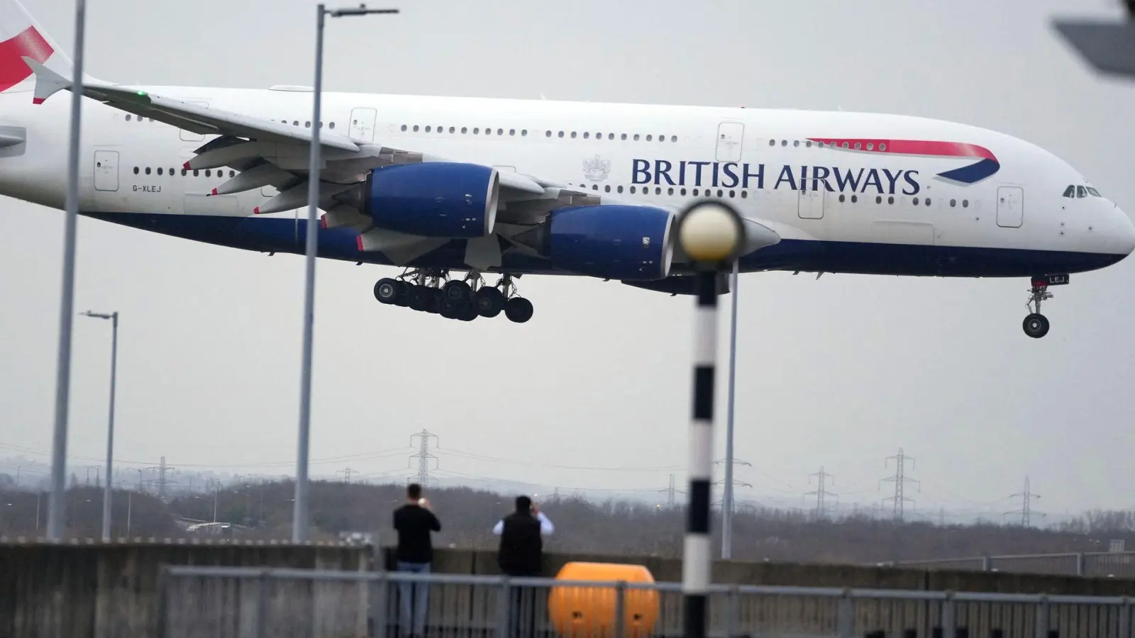 Der Flugverkehr über London wurde massiv beeinträchtigt. (Symbolbild) (Foto: Kin Cheung/AP/dpa)
