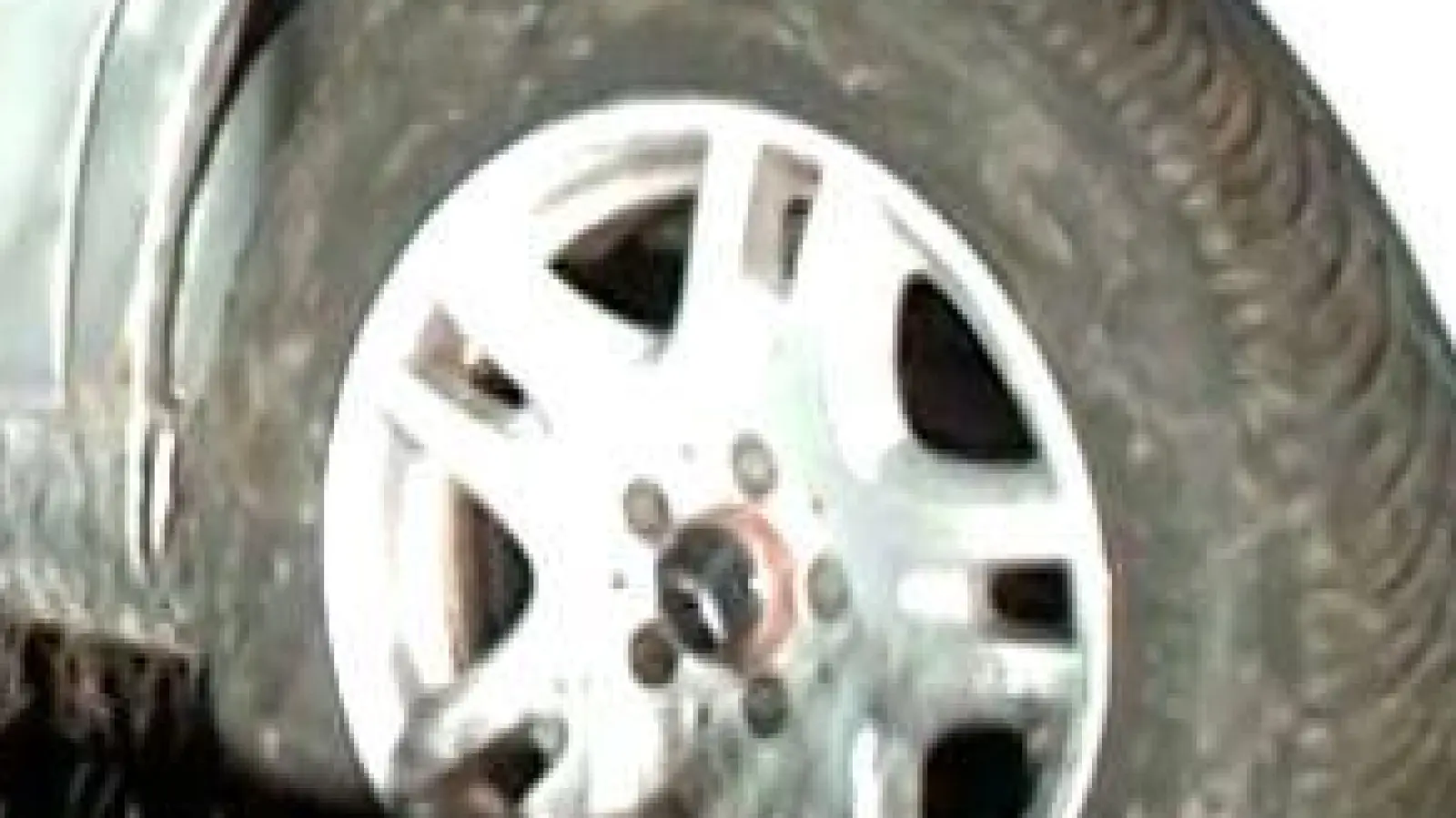 Das Auto stand auf dem Bahnübergang und wurde von einem ICE erfasst.  (Foto: Markus Wüllner/dpa)