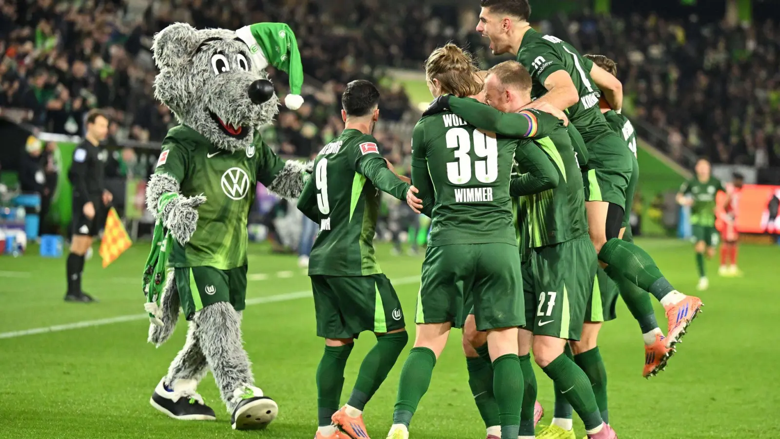 Wolfsburger Jubel mit Maskottchen.  (Foto: Swen Pförtner/dpa)