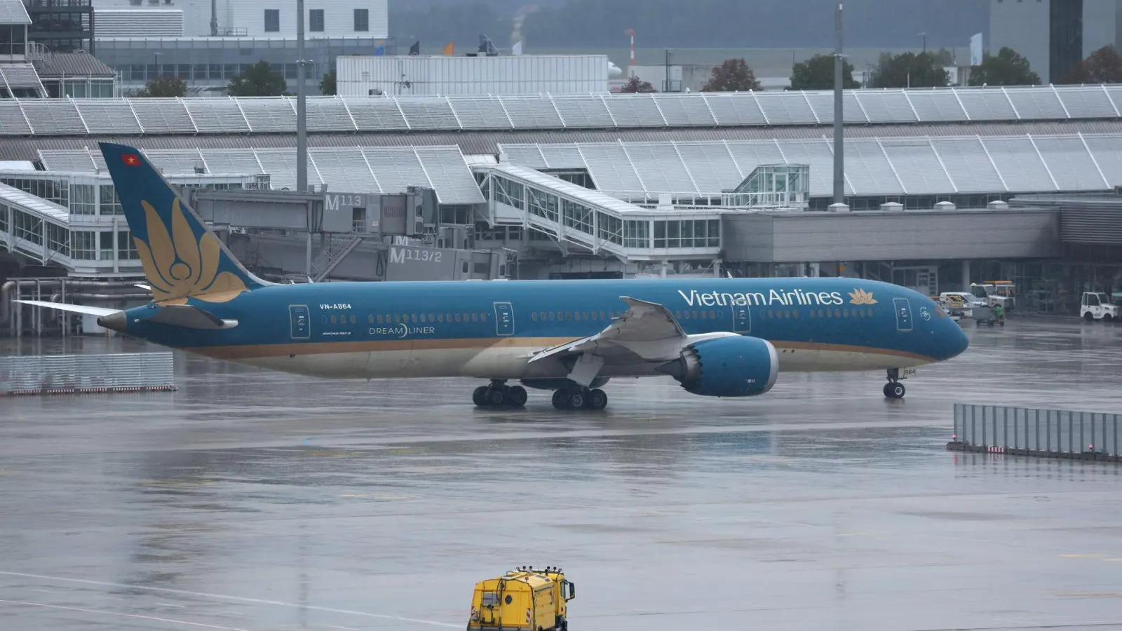  Die Passagiere der Vietnam Airlines müssen auf ihren Abflug warten.  (Foto: Karl-Josef Hildenbrand/dpa)