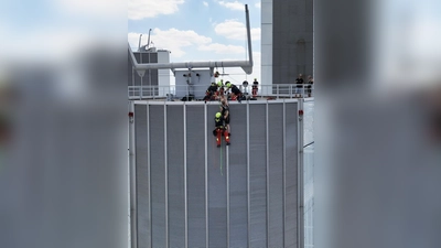 Die Gondel hing auf Höhe des 44. Stocks. (Foto: ---/Feuerwehr Frankfurt am Main/dpa)