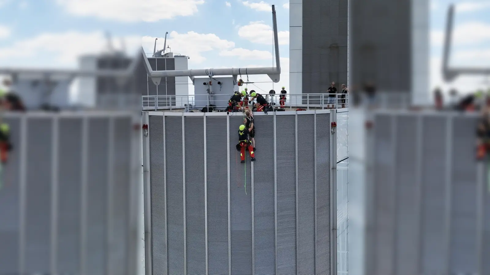 Die Gondel hing auf Höhe des 44. Stocks. (Foto: ---/Feuerwehr Frankfurt am Main/dpa)