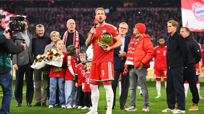 Harry Kane mit dem Ballon d'Or, im Hintergrund seine Familie. (Foto: Tom Weller/dpa)