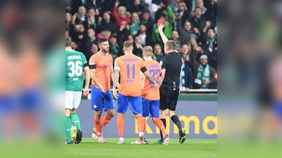 Für Darmstadts Klaus Gjasula (l) war das Spiel in Bremen schon vor der Halbzeit beendet. (Foto: Carmen Jaspersen/dpa)