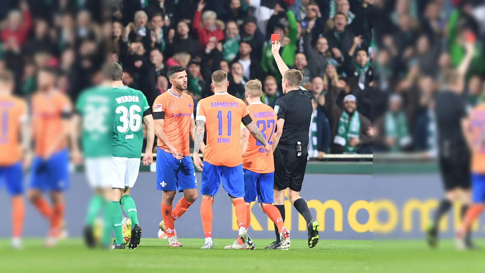 Für Darmstadts Klaus Gjasula (l) war das Spiel in Bremen schon vor der Halbzeit beendet. (Foto: Carmen Jaspersen/dpa)