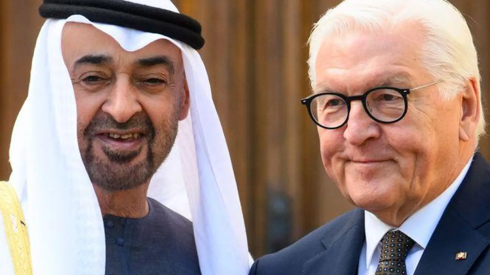 Bundespräsident Steinmeier begrüßt den Gast vom Golf mit militärischen Ehren. (Foto: Bernd von Jutrczenka/dpa)