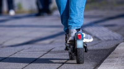 Um der steigenden Zahl an E-Scootern gerecht zu werden, braucht es mehr und bessere Radwege, fordern die Versicherer. (Symbolbild) (Foto: Jens Büttner/dpa)