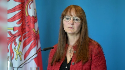 Die SPD-Politikerin Katrin Lange gibt nach tagelangem Streit um die Entlassung des Verfassungsschutzchefs in Brandenburg ihr Amt als Innenministerin auf. (Foto: Michael Bahlo/dpa)