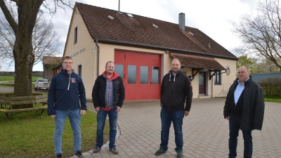 Ein Gespräch führten am Feuerwehrhaus in Irsingen Gerolfingens Kommandant Michael Weigel, Irsingens Kommandant Johannes Eckart, Vorsitzender Michael Strauß und Bürgermeister Karl Fickel (von links). (Foto: Peter Tippl)