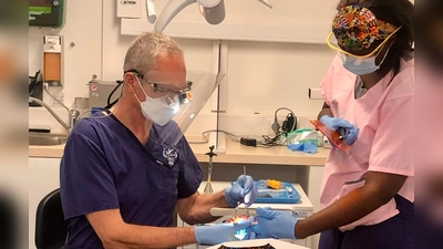 Sieben Mal war Dr. Volker Arendt bereits in Afrika, um Patienten vor Ort zahnmedizinisch zu versorgen. (Foto: Mercy Ships)