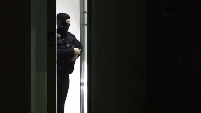 Das SEK greift ein und nimmt den Mann in der gemeinsamen Wohnung fest. (Symbolbild) (Foto: dpa)
