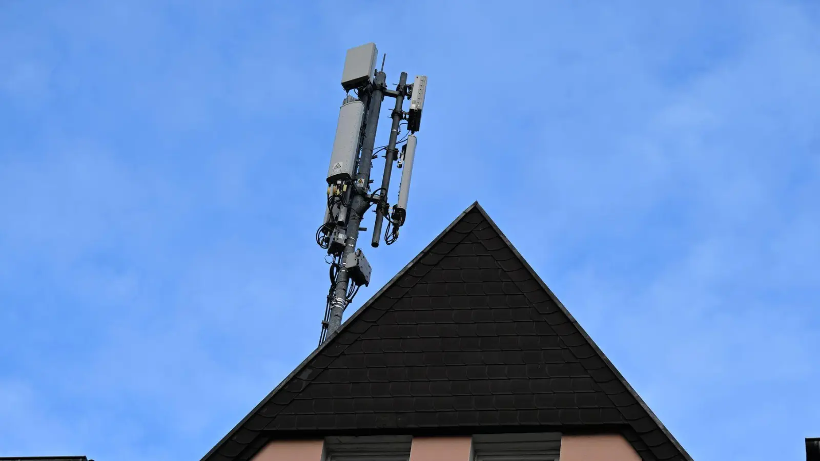 Mobilfunk-Antennen auf einem Düsseldorfer Wohnhaus - auch hier dürfte der Datenverkehr gestiegen sein. (Foto: Wolf von Dewitz/dpa)