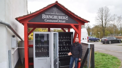 Martin Birngruber steht vor seinen zwei Automaten an der Wallmersbacher Straße in Uffenheim. Er freut sich schon auf die offizielle Eröffnung. (Foto: Gerhard Krämer)