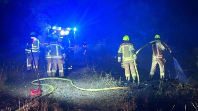 Die Neustädter Feuerwehr war am späten Dienstagabend am Oberstrahlbacher Bahndamm im Einsatz. (Foto: Kreisfeuerwehrverband/Rainer Weiskirchen)