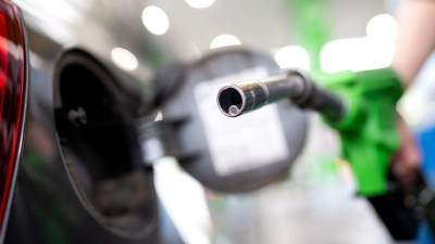 Tanken ist zuletzt billiger geworden - dem ADAC geht es nicht schnell genug. (Archivbild) (Foto: Sven Hoppe/dpa)