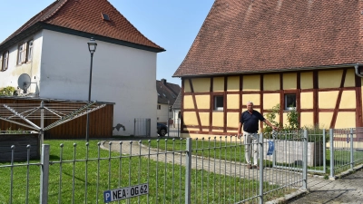 Auf diesem Areal zwischen Dorflinde, betreutem Wohnen und Tagespflege sollen ein oder zwei Bäume gepflanzt und mobile Bäume in Pflanzkisten platziert werden. Letztgenannte sollen im Dorf „wandern”. (Foto: Ute Niephaus)