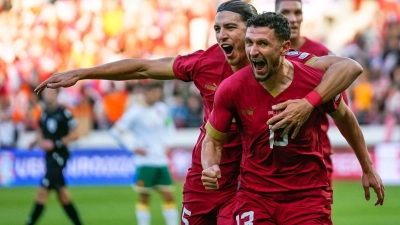 Serbiens Milos Veljkovic (r) jubelt über seinen Treffer zur 1:0-Führung. (Foto: Darko Vojinovic/AP)