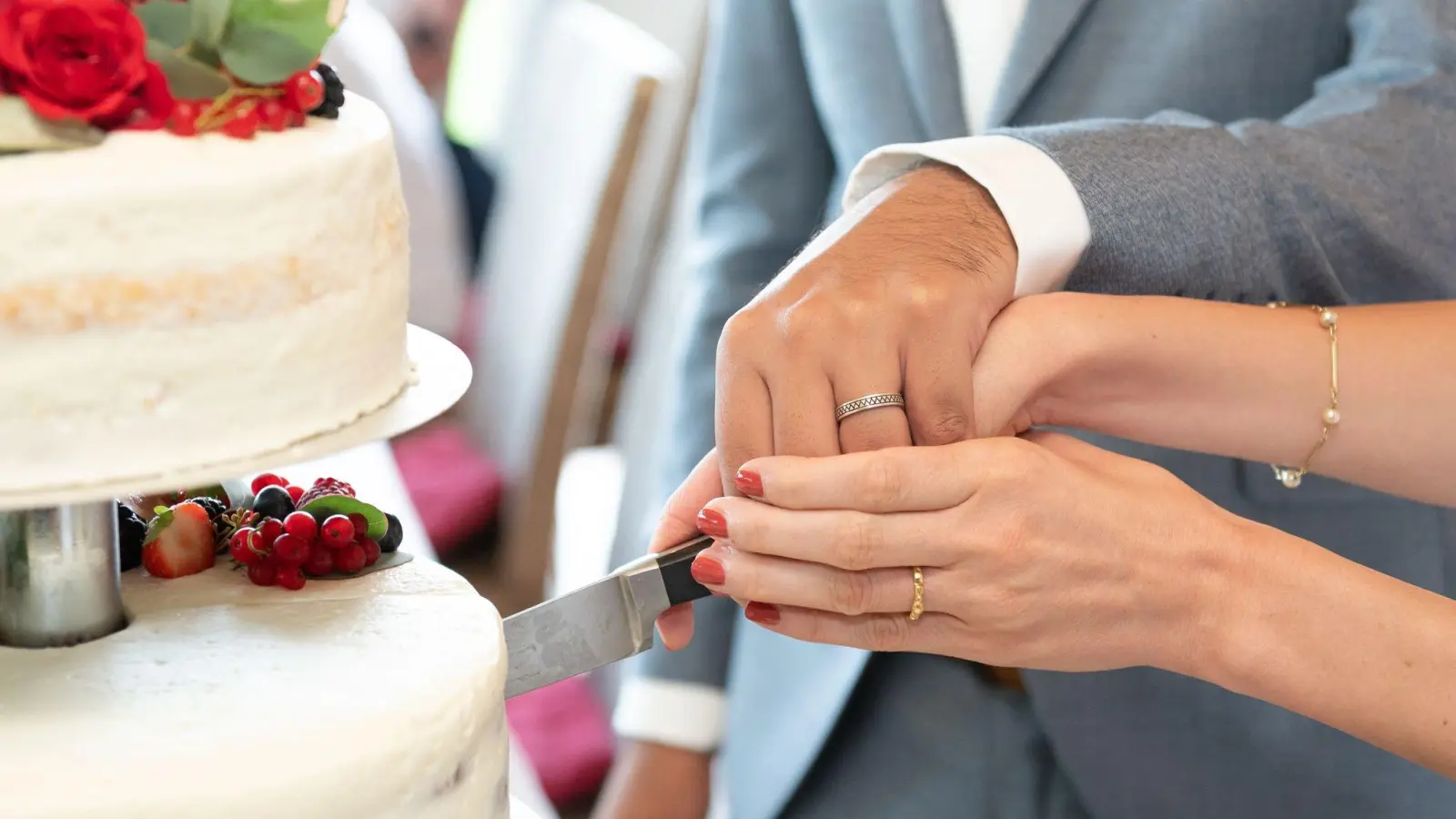 Eine Hochzeit in Unterschwaningen endete mit einem Schock für die Gäste. (Symbolbild: Silas Stein/dpa)