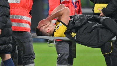 Nico Schlotterbeck verletzt sich kurz vor dem Abpfiff. (Foto: Bernd Thissen/dpa)