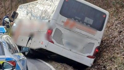 Ein Bus mit Schülerinnen und Schülern rutscht in den Graben - es geht glimpflich aus.   (Foto: Markus Zechbauer/zema-medien/dpa)