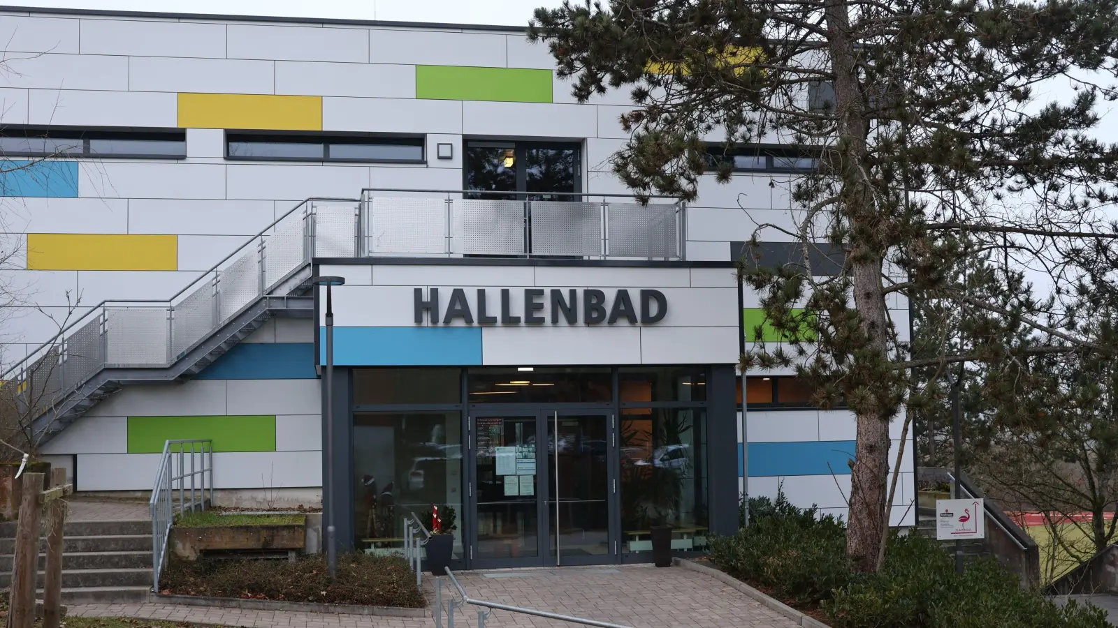 Äußerlich hat das Scheinfelder Hallenbad vor wenigen Jahren bereits eine Auffrischung erfahren, und auch die Technik ist bereits erneuert. Doch etliche nötige und kostenträchtige Handgriffe stehen im Sanierungsprogramm noch aus. (Foto: Andreas Reum)