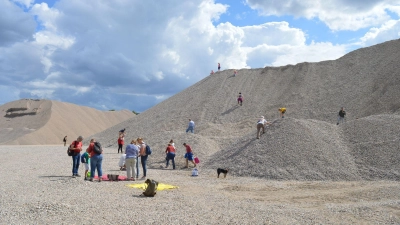 Schatzsuche auf der Halde: Auf dem Gelände des Kieswerks Lüttow kann man nach Gesteinen, Fossilien und Kristallen suchen. Es liegt unweit der A24 an der Grenze Mecklenburg-Vorpommerns zu Schleswig-Holstein. (Foto: Rolf Konkel/GeoPark Nordisches Steinreich/dpa-tmn)