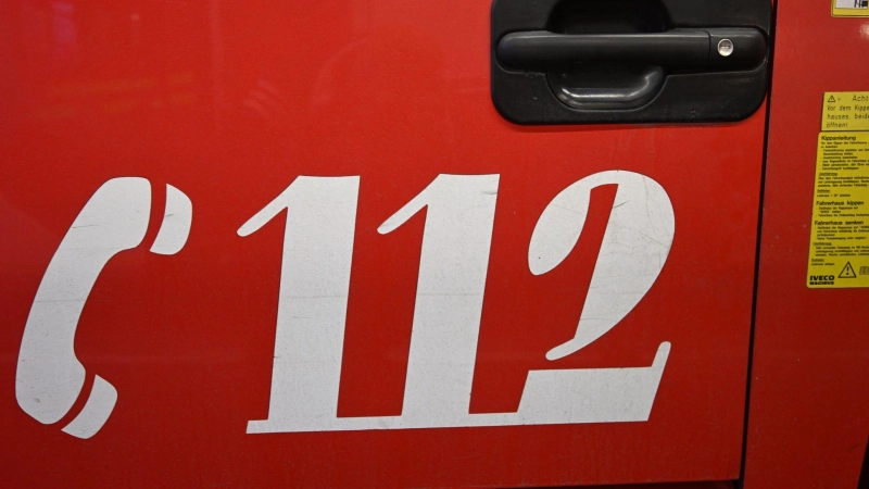 Die Feuerwehr deckte Teile des Dachs ab, um den Brand löschen zu können. (Symbolbild) (Foto: Felix Hörhager/dpa)