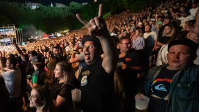 Feiern zu später Stunde am Taubertal-Festival 2024. (Foto: Mirko Fryska)