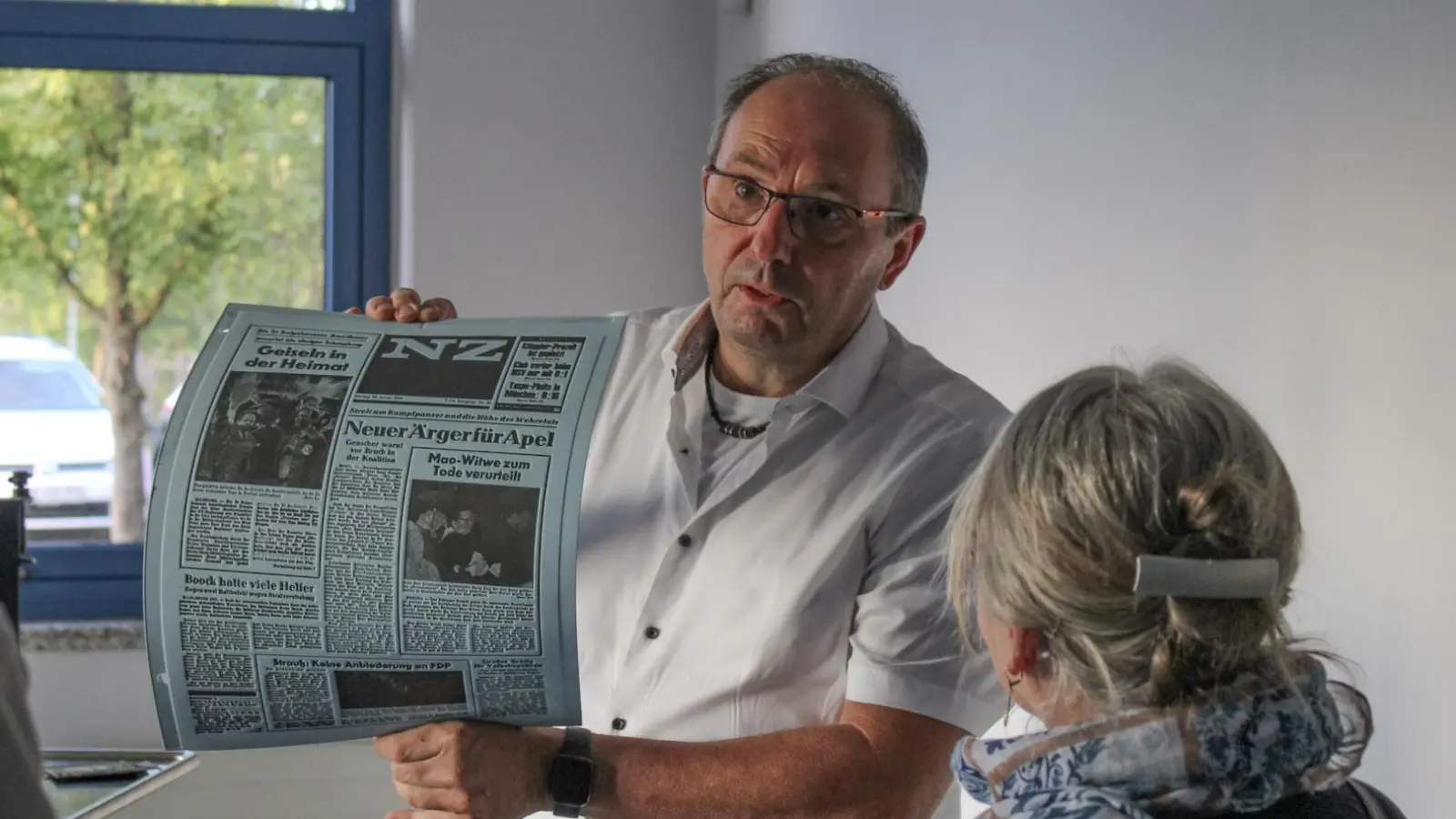 Der technische Betriebsleiter der FLZ, Alexander Hieber, erklärte den Teilnehmenden einiges zur Geschichte des Druckhauses und den Abläufen. (Foto: Constantin Prosch)