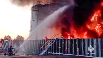 Die Ukraine setzt mit Drohnen gezielt Treibstofflager in Russland in Brand. Ähnlich wie diese Tanks im Gebiet Rostow auf einem Archivbild hat es nun ein Reservoir im Gebiet Woronesch getroffen. (Foto: Uncredited/Russian Emergency Ministry Press Service/AP/dpa)