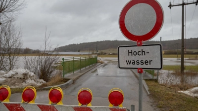 Viel Regen und milde Temperaturen lassen den Schnee schmelzen - und Flüsse und Bäche steigen.  (Foto: Tizian Gerbing/dpa)