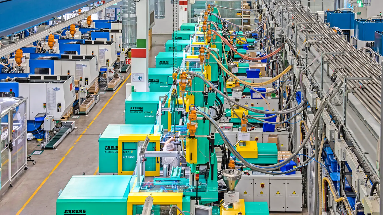 Die moderne Produktion im neuen, 2004 bezogenen Fabrikgebäude in Waizendorf mit einem hohen Automatisierungsgrad – hier werden heute Kunststoffbürsten in verschiedenen Verfahren hergestellt.  (Foto: Johannes Flierl)