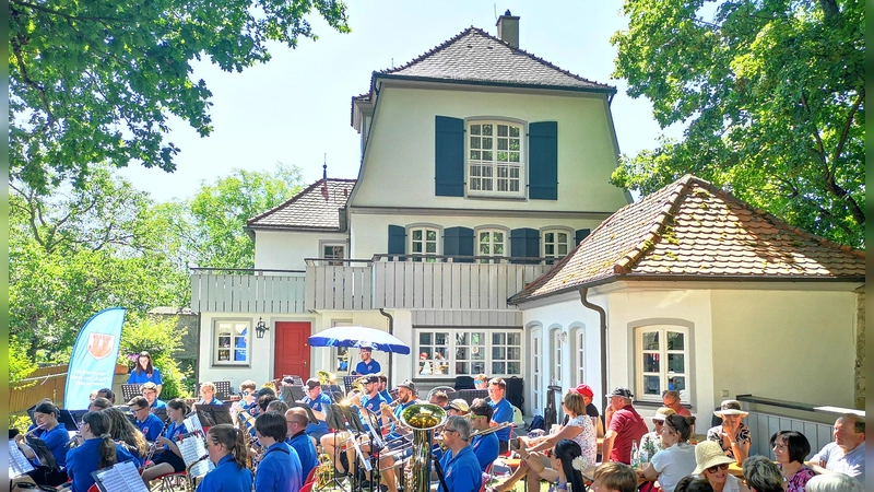 Der Garten der Familie Scheurer kam als Konzertstätte gut an. Das Bild entstand beim Auftritt des Stadt- und Jugendblasorchesters.  (Foto: Jürgen Binder)