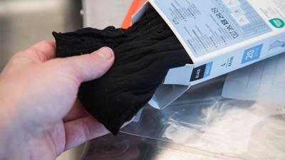 Strumpfhosen sind dafür bekannt, schnell einzureißen. Wird sie mit Hilfe eines Lifehacks widerstandsfähiger? (Foto: Christin Klose/dpa-tmn)