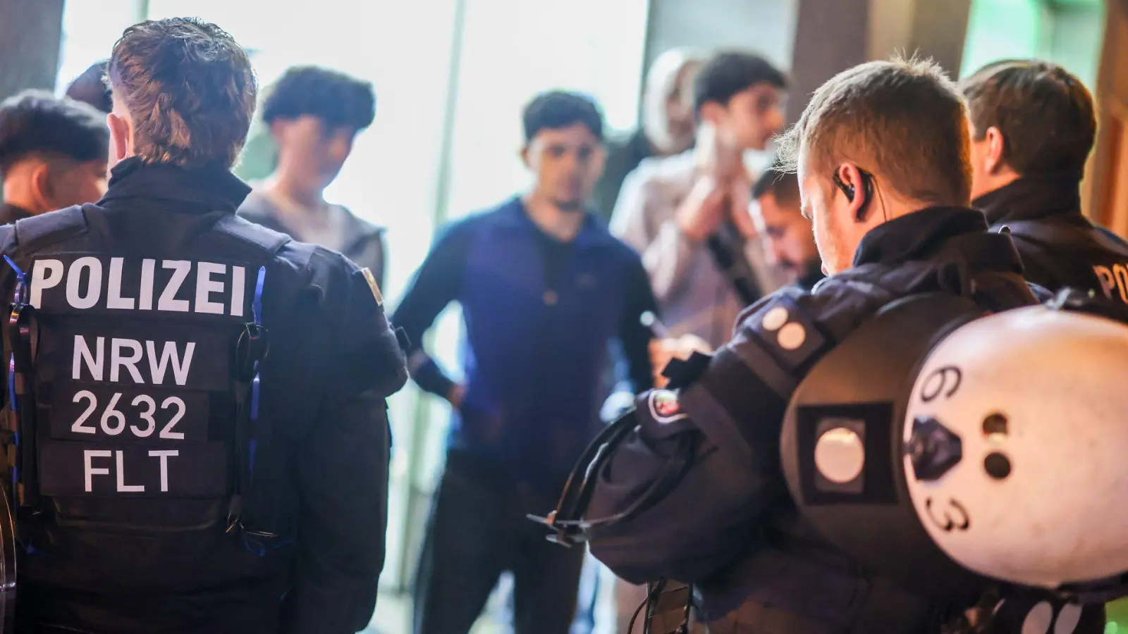 In Marl wurden Einsatzkräfte von Polizei, Feuerwehr und auch der Bürgermeister zur Zielscheibe. (Foto: Christoph Reichwein/dpa)